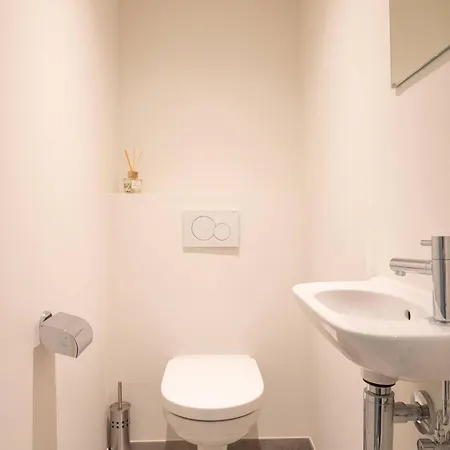 Situated Brand New For 5 Lejlighed